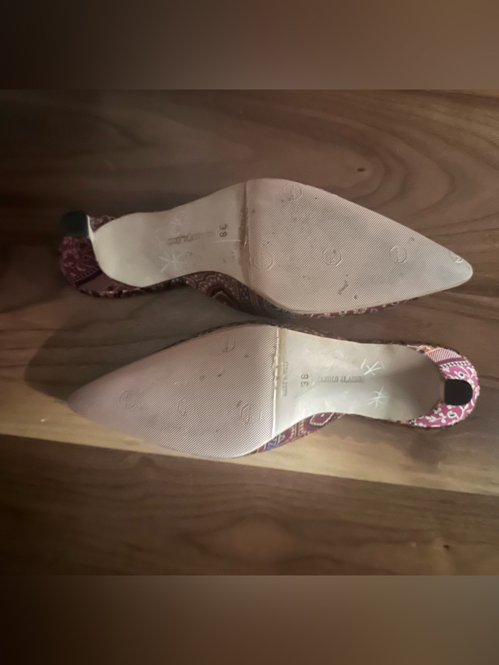 Manolo Blahnik Burgundy & Gold Jacquard heels, Size 38 (original box & dust bag) - Picture 4 of 4